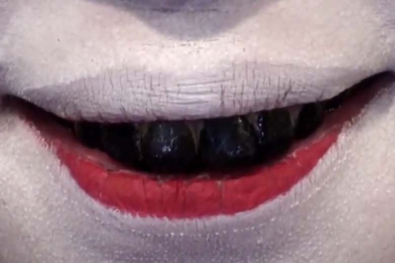 Wow! Deze 10 bizarre beautytrends waren vroeger helemaal hip.