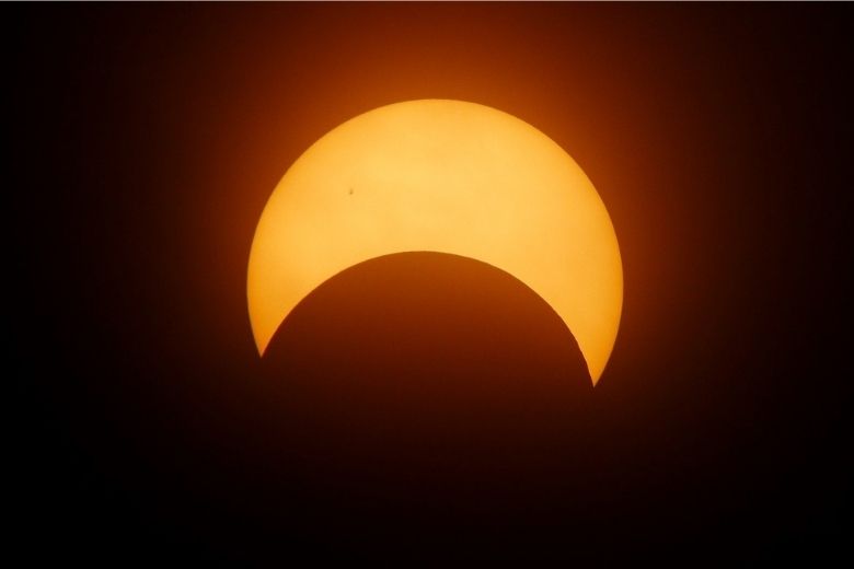 Tip van de dag: vanmiddag is er een gedeeltelijke zonsverduistering te zien in Nederland