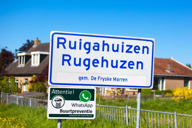 Waarom sommige plaatsen een wit plaatsnaambord hebben