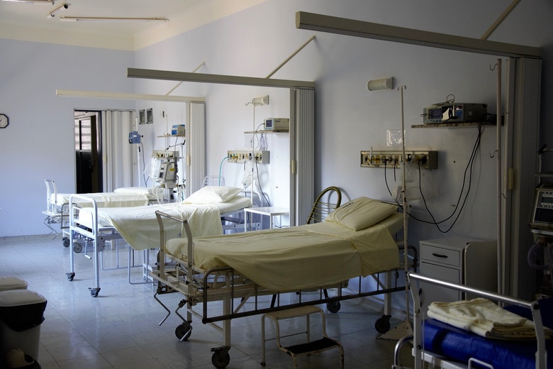 Vrouw wordt wakker na coronacoma van 7 weken en ontdekt iets spectaculairs