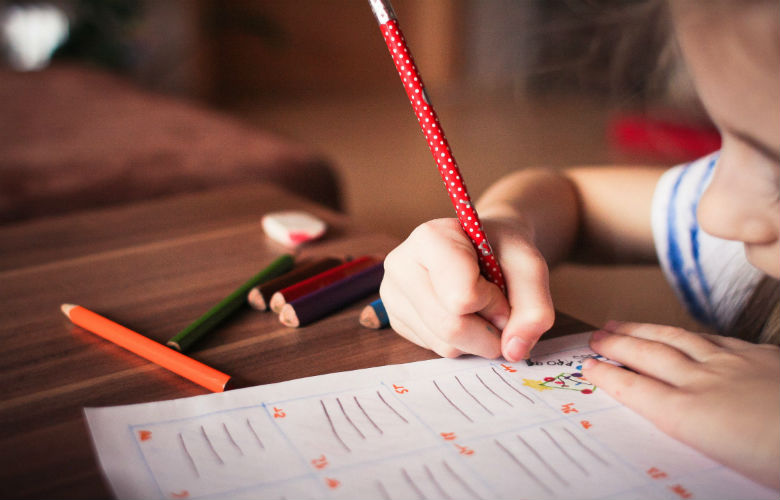 Ouders laten baby en peuter alleen thuis, zodat ze naar de bios kunnen