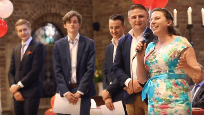 Juf moet zingen als hij een 8 haalt voor zijn wiskunde examen. Kijk eens wat ze doet!