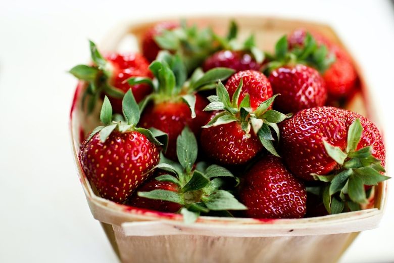 Dit is waarom mensen hun aardbeien in zout water leggen