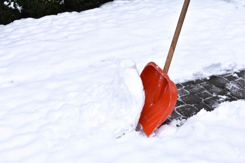 Om deze redenen kun je je stoep beter niet sneeuwvrij maken