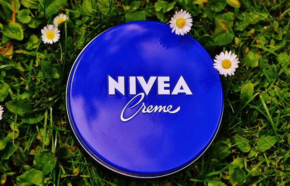 Veel mensen hebben het blauwe Nivea-potje in huis staan, maar wist je dat je dit ALLEMAAL ermee kunt doen?
