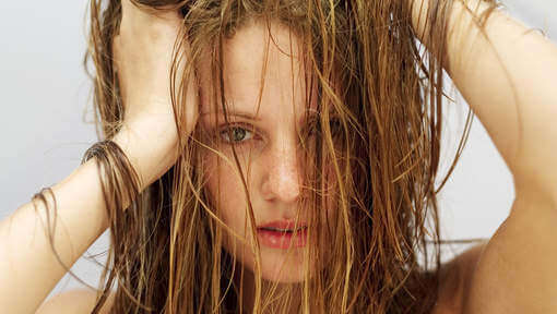 Slaap NOOIT meer met nat haar, want anders...! Dit moet je lezen.