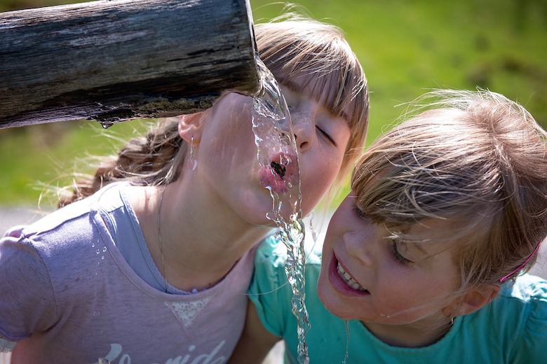 Zoveel glazen water moeten kinderen drinken op een hete dag