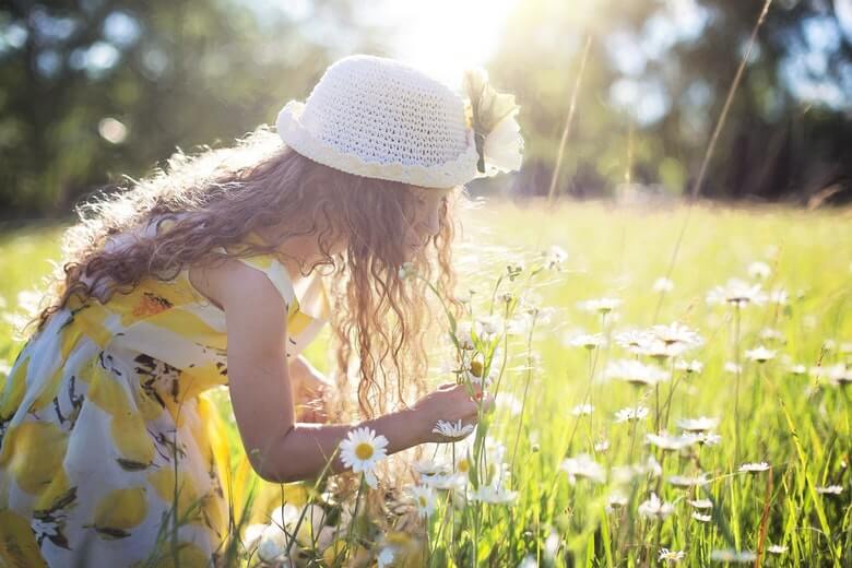 Dit is hoe je zonnesteek bij baby's en jonge kinderen herkent én wat je moet doen