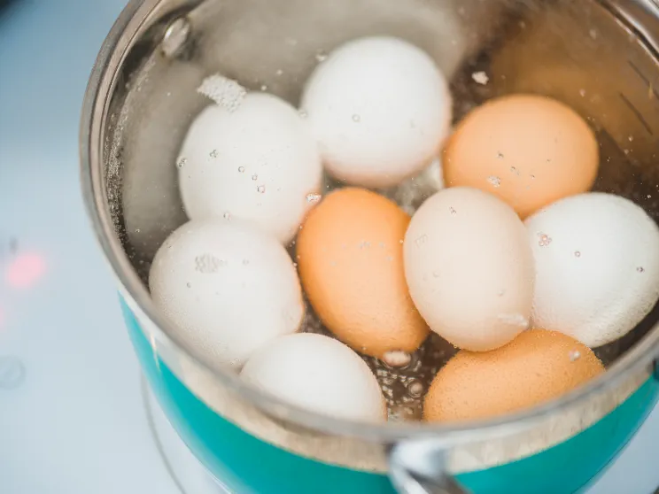 Gooi nooit het water weg na het koken van eieren - de reden is geniaal