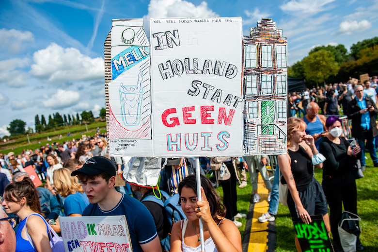 Protest tegen woonbeleid trekt duizenden betogers