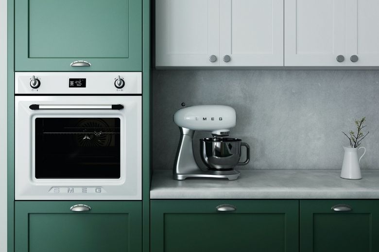 8 manieren om een kleine keuken opgeruimd te houden 