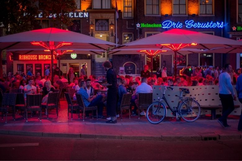 Kabinet wil eind april versoepelingen horeca, winkels en onderwijs