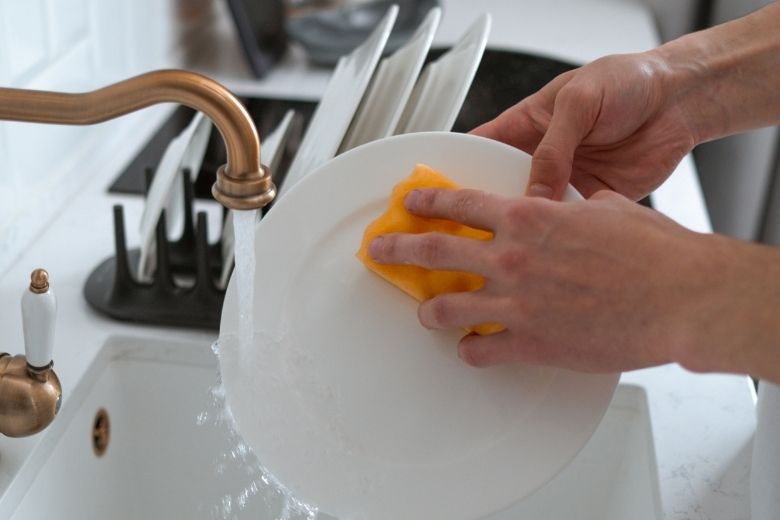Geen afwasmiddel meer in huis? Dit alternatief werkt net zo goed