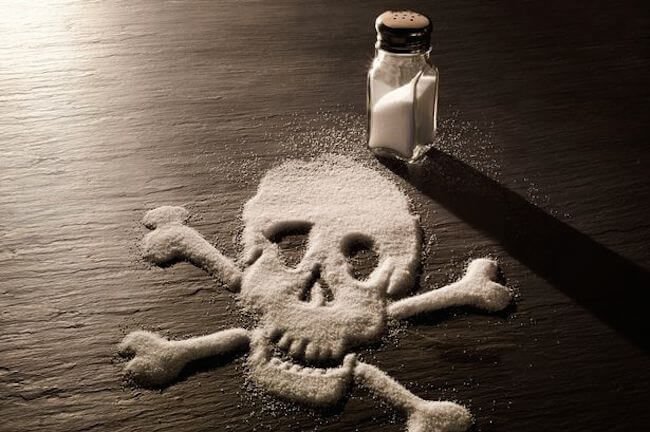DIT doet het eten van zout echt met je lichaam... Wij laten de zoutstrooier wel even met rust!