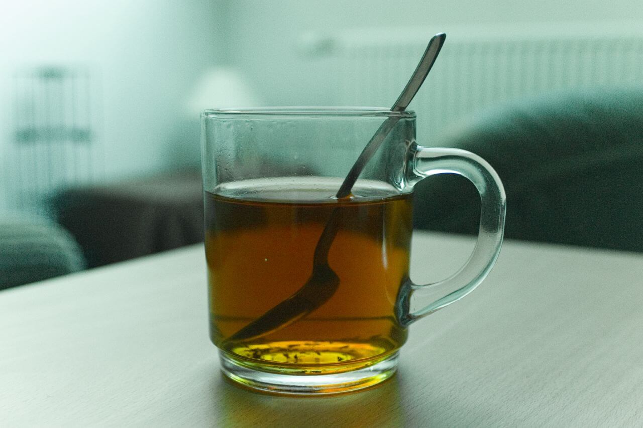 Nieuw onderzoek toont aan dat het drinken van thee de kans op een hartstilstand verkleind! Zet die waterkoker maar vast aan!
