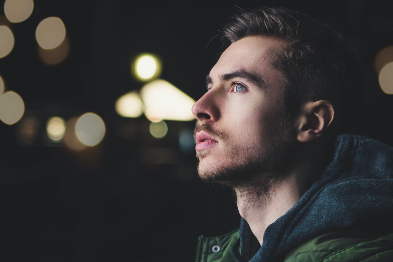 Man biecht op: ‘Ik wil liever samenwonen met een vriend dan met mijn vriendin’