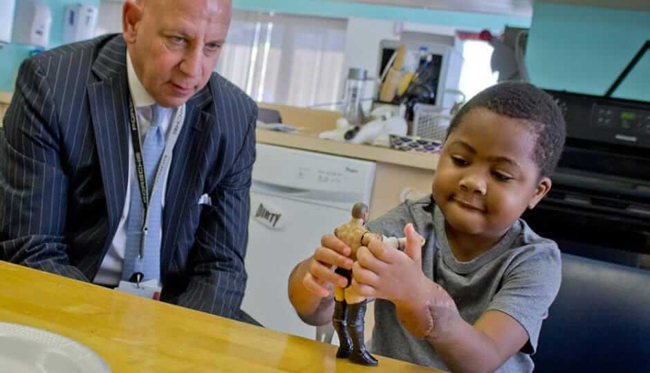 Duim omhoog voor Zion! Deze 8-jarige bikkel is de eerste met een dubbele handtransplantatie.
