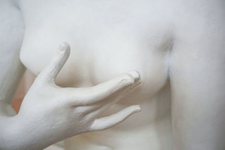 Activisten in Frans museum uit de kleren tegen seksualisering vrouwelijk lichaam