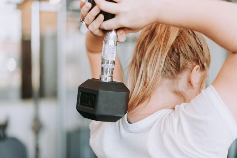 Doei sportschool; slechts één glas van dit drankje staat gelijk aan een uur sporten!