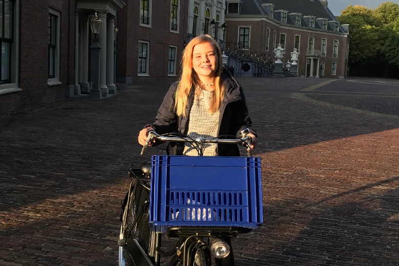 Spannend: prinses Ariane op de fiets naar school op eerste dag in brugklas