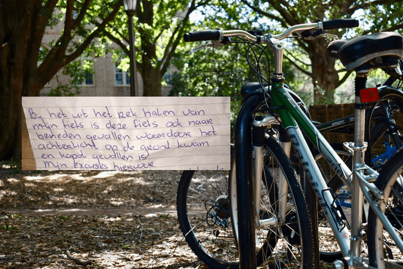 Vrouw treft dít bijzondere briefje aan bij haar fiets