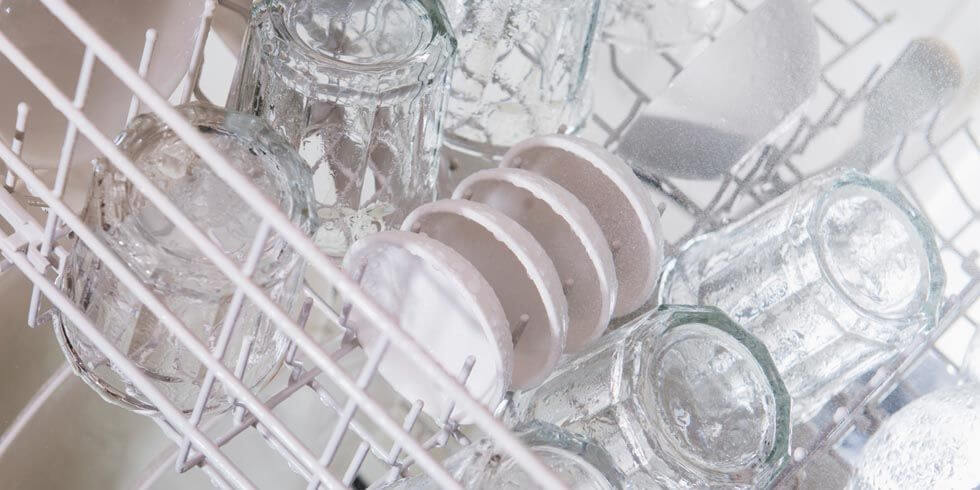 Zit er een lelijke waas op je glazen? Met DEZE handige tip zijn ze zo weer glashelder!