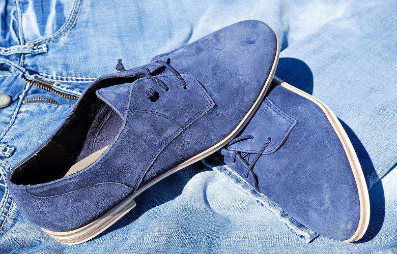 Vlekken op je suède schoenen? Met deze simpele truc verwijder je ze