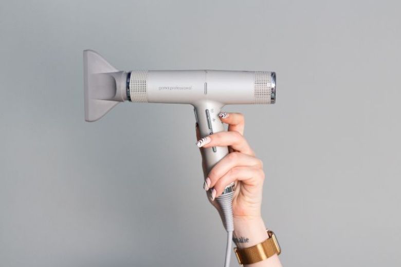 Dit is waarom je het snoer beter niet om je föhn kunt wikkelen
