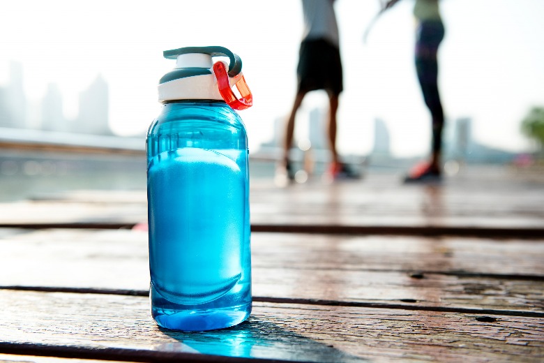 Zo maak je een stinkende waterfles in een handomdraai schoon