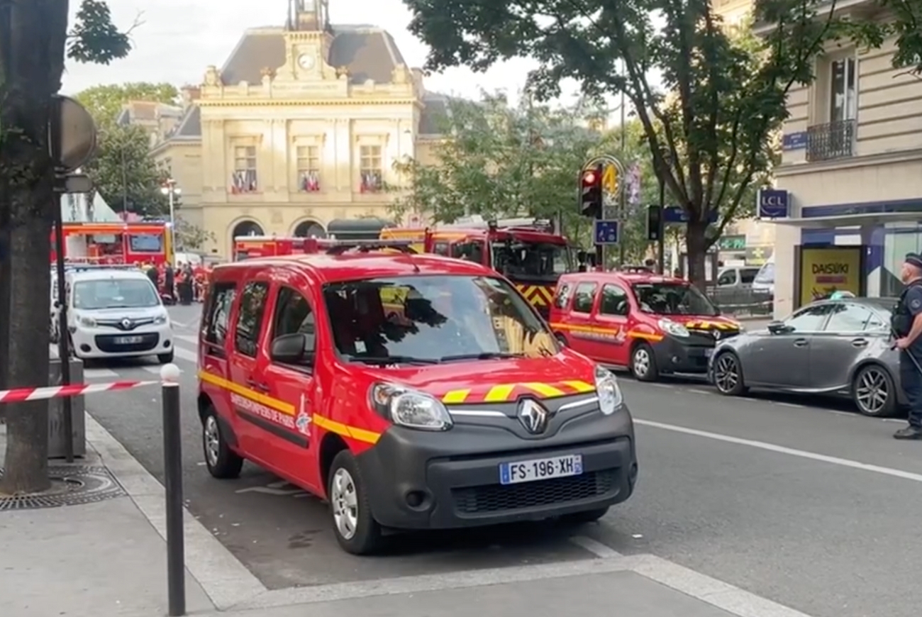 Heftig: dode en meerdere gewonden nadat auto terras in Parijs ramt