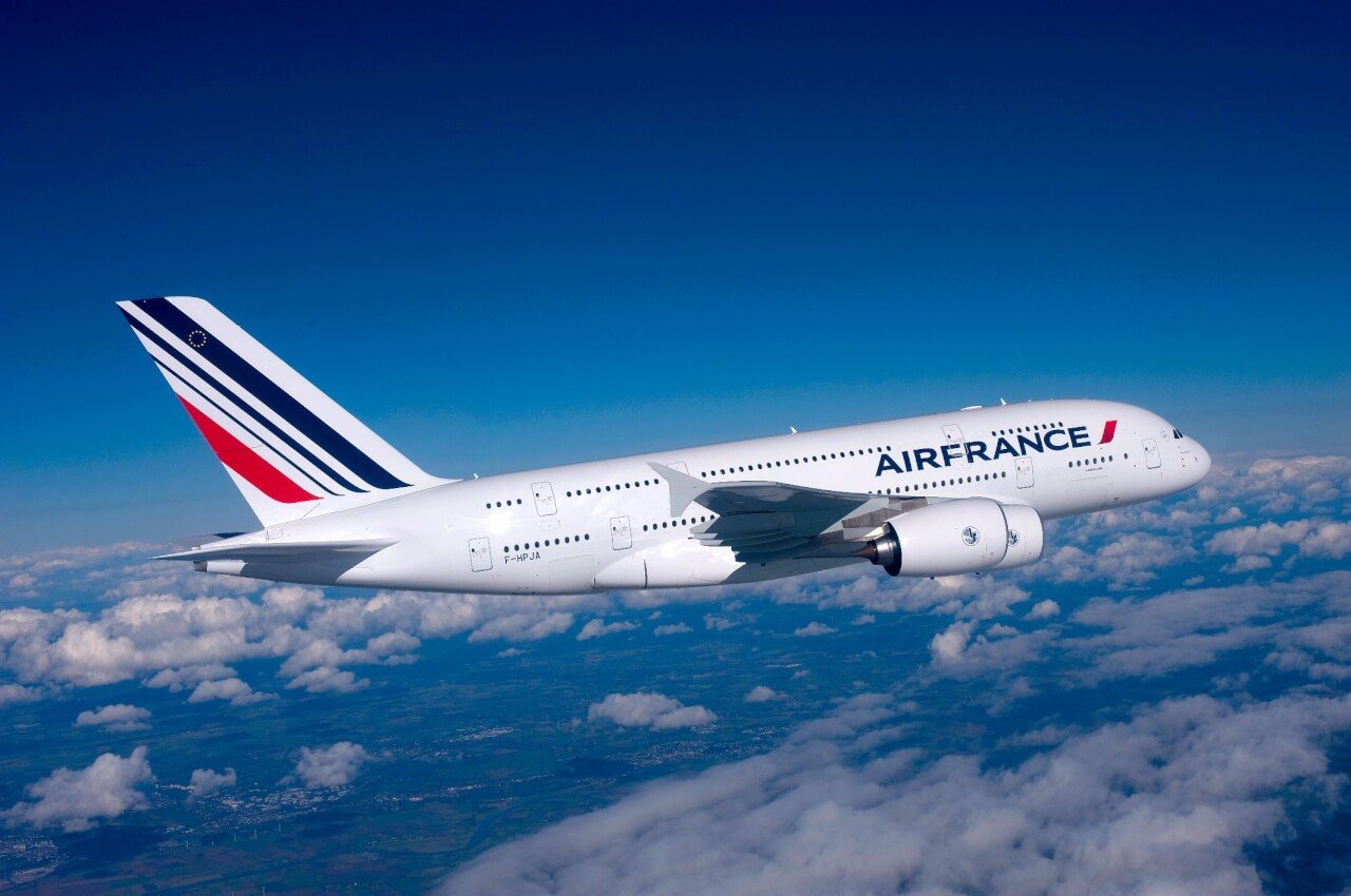 Stewardessen van Air France moeten verplicht een hoofddoek dragen van en naar Iran. Moet dit kunnen?