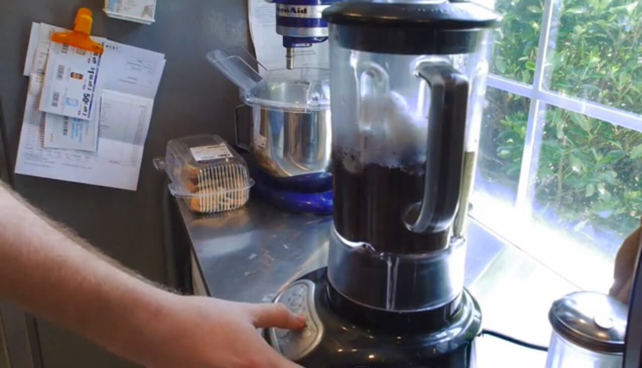 Ze doet eierschalen en koffiedik in een blender voor haar tuin en het effect is geweldig!