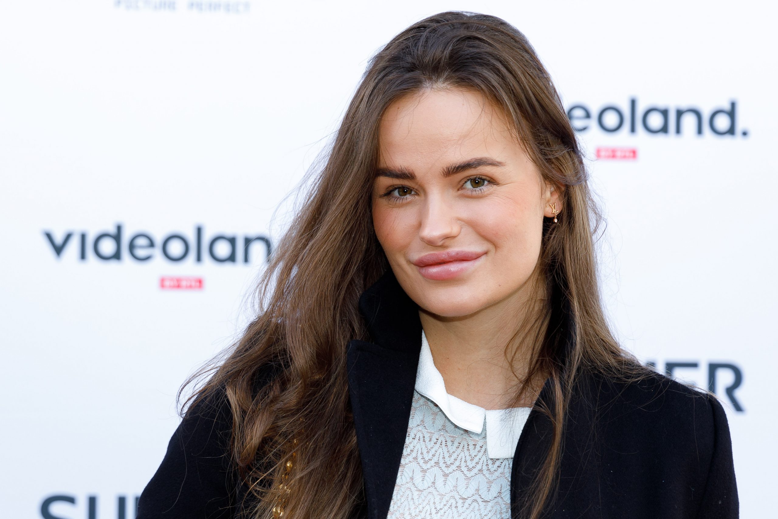 Loes slingert het nieuws de wereld in: zij en Douwe Bob verwachten een dochtertje