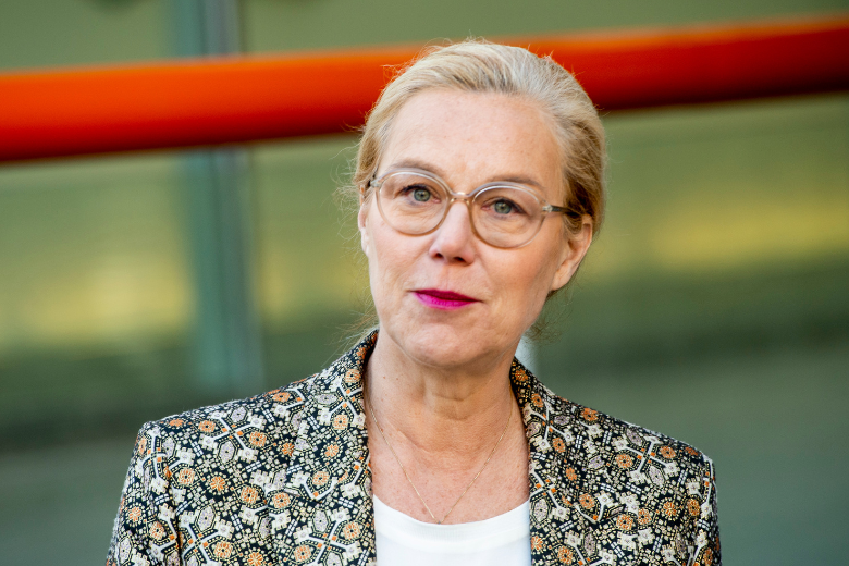 Sigrid Kaag onwel geworden en naar het ziekenhuis gebracht – mist debat