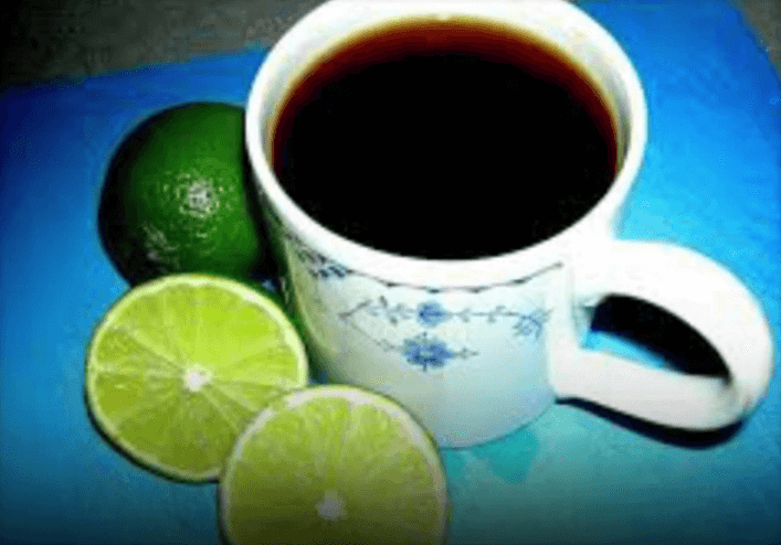 Zwarte koffie met limoensap