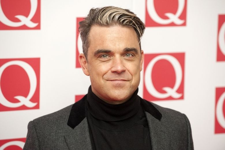 Wat een transformatie: Robbie Williams scheert haren af
