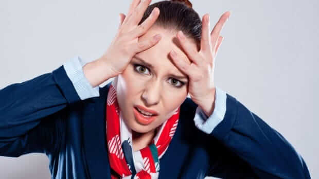 Deze passagier scheldt de stewardess haar huid vol, maar hoe ze dan reageert... FENOMENAAL!