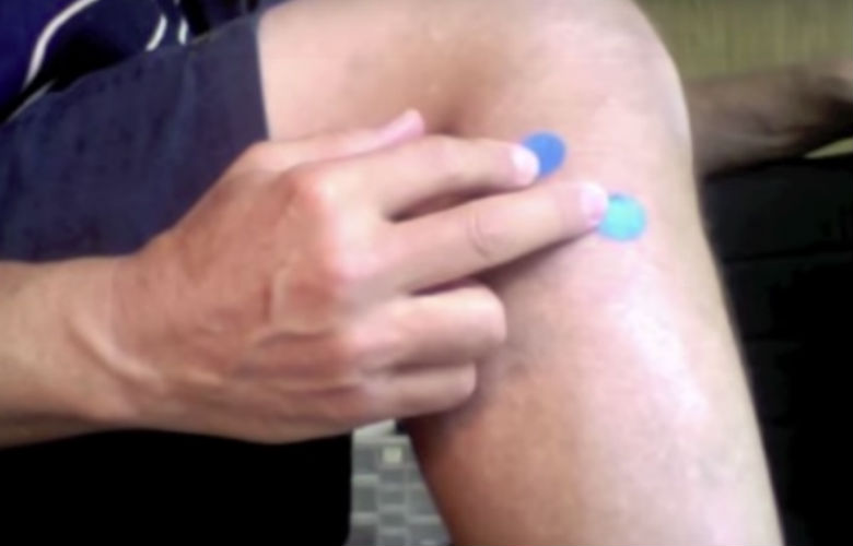 Hij wrijft op deze punten achter zijn knie en wat er dan gebeurt! Wisten we dit maar eerder!