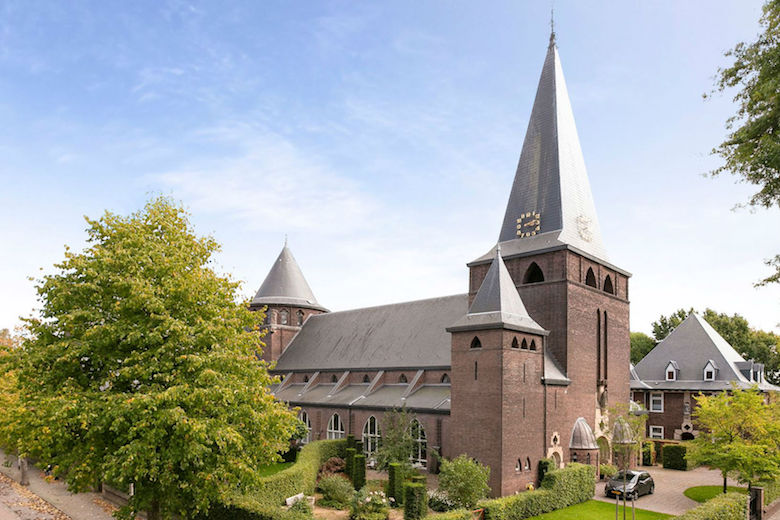 Even loeren: op Funda vind je deze prachtige omgebouwde kerk
