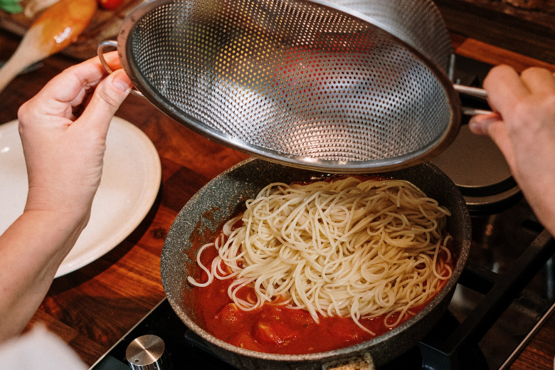 Aha! Met deze hack wordt pasta afgieten een stuk makkelijker