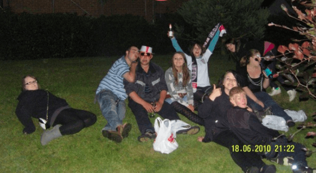 Als je goed naar deze vrolijke foto van een groep vrienden kijkt lopen de rillingen je over de rug....