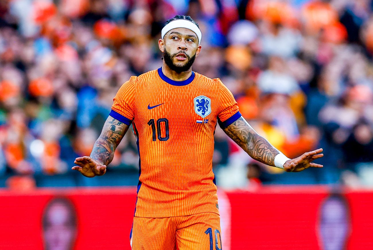 Memphis Depay over zweetband-discussie: 'Mijn vriendin vindt het mooi staan'