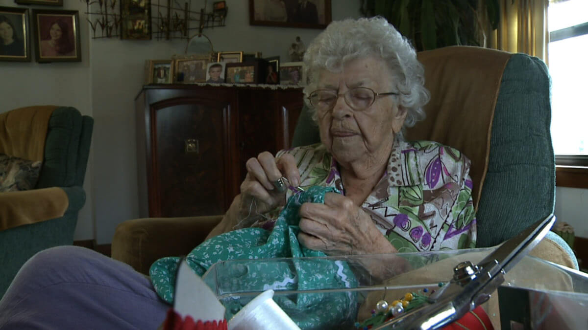 Lilian Weber van 100 jaar naait meer dan 1.000 jurkjes voor arme meisjes in Afrika! Dit is echt hartverwarmend!