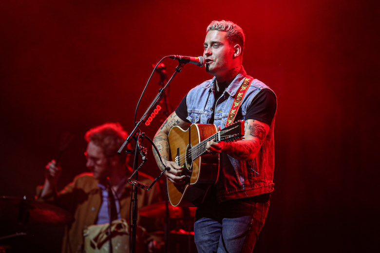 Douwe Bob zit zonder band na beslissing afzeggen tournee