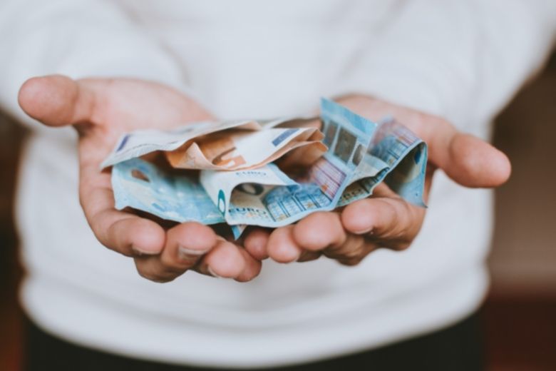 Wat kun je doen als je vrienden veel geld hebben, maar jij krap bij kas zit?