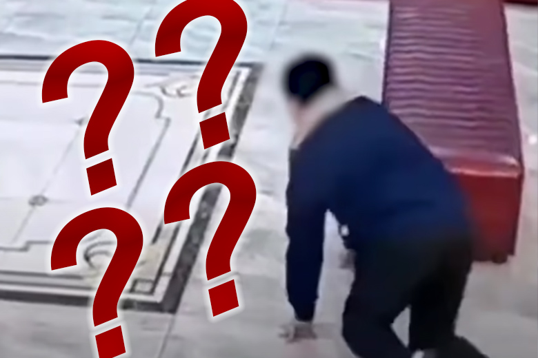 Man kruipt over de vloer, je zult niet geloven waarom