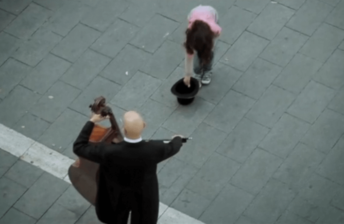 DIT meisje geeft een muntje aan de straatmuzikant en wat er dan gebeurt had ze nooit durven dromen!