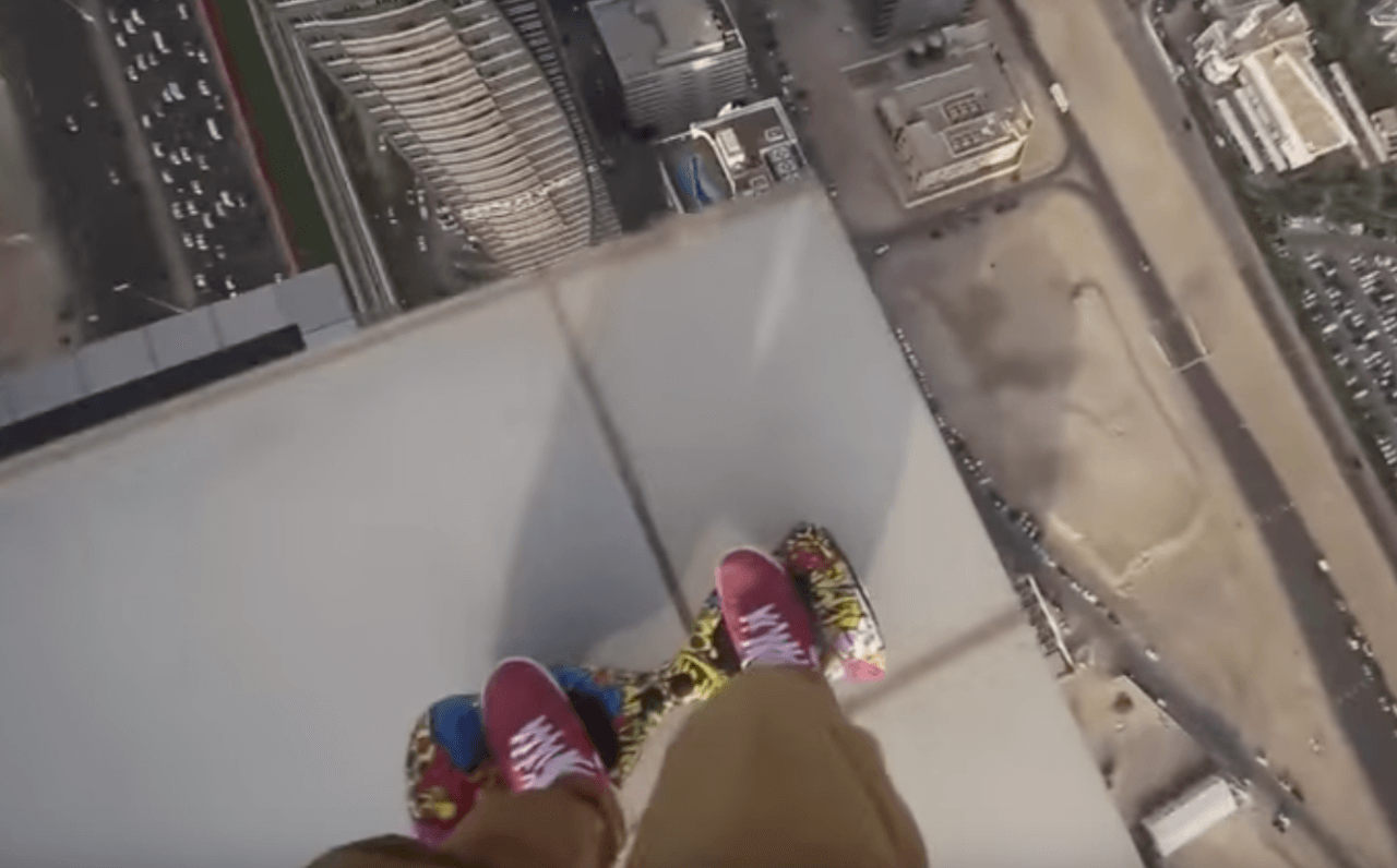 VIDEO: waaghals stunt met hoverboard op wolkenkrabber.. Doodeng, krijg jij ook kriebels?