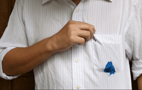 Wow: met dit product krijg je inktvlekken uit je kleding! Het staat al in je koelkast!