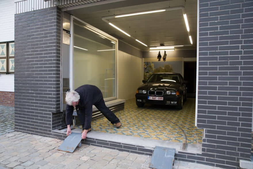 Deze Belg is zo dom nog niet! Van de gemeente kreeg hij geen vergunning voor een garage. Wat hij toen zelf deed is geniaal!